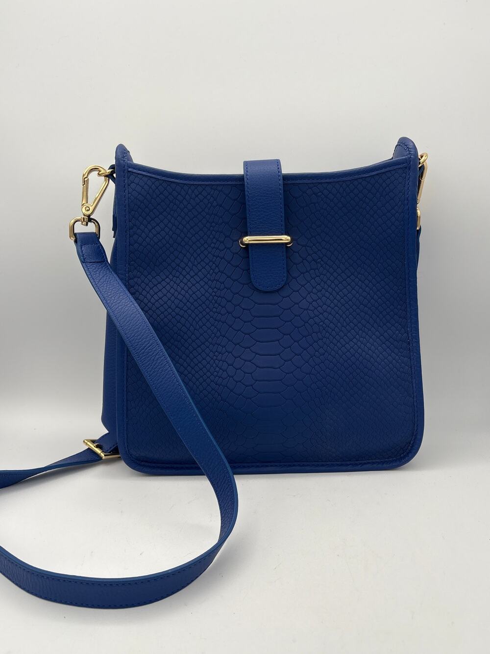Women’s GiGi New York Royal Blue Crocodile Pattern Leather Purse